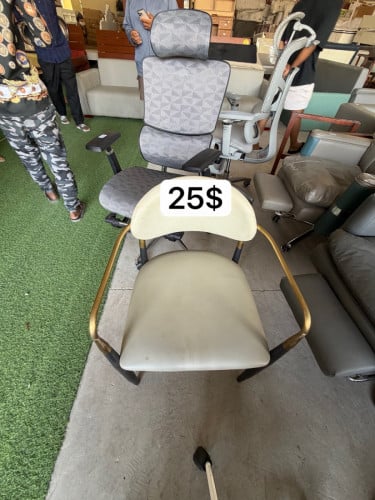 កៅអី​ស្បែក​ប្រណិត​