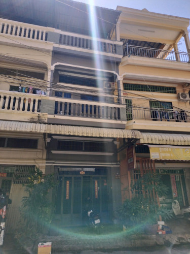 ផ្ទះល្វែង 4.2x16m មុខផ្សារធំចាក់អង្រែក្រោម