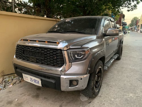 ឡានលក់ធូV8 Nissan titan ឡើងទៅ tundra