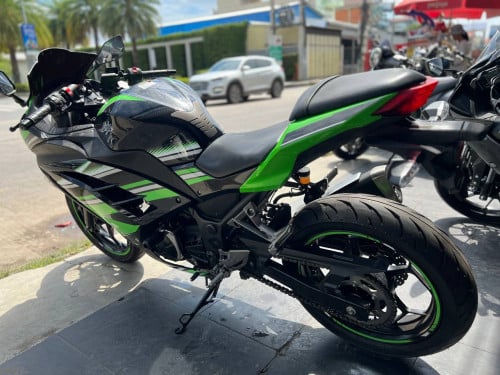 ម៉ូតូជប៉ុន Kawasaki Ninja 250cc 2015 ABS ក្រដាសពន្ធ នៅខ្ចីស្អាត
