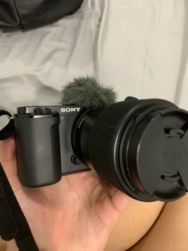 Resale camera Sony ZVE10 with lens Sigma 30 MM F1.4