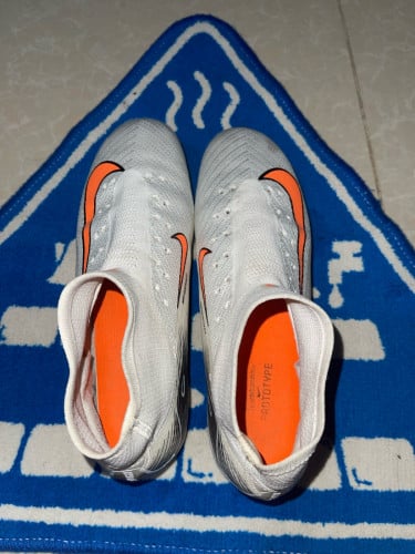 លក់ស្បែកជើងបាល់ទាត់