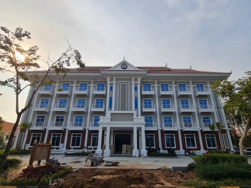 ម៉ៅធ្វើបង្អួច ទ្វារកញ្ចក់តាមអគារ ការិយាល័យ​ និងផ្ទះវីឡា​ ផ្ទះល្វែង