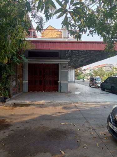 #ផ្ទះអាជីវកម្មកែង ជិតផ្សារឈូកមាស តម្លៃ165,000$ចរចា ជាប់ផ្លូវប្រឡាយ