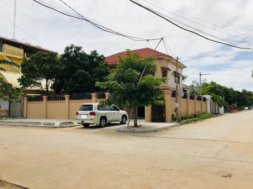 ផ្ទះកែង លក់ក្រោយពេទ្យIU នៅលេីផ្លូវ1011