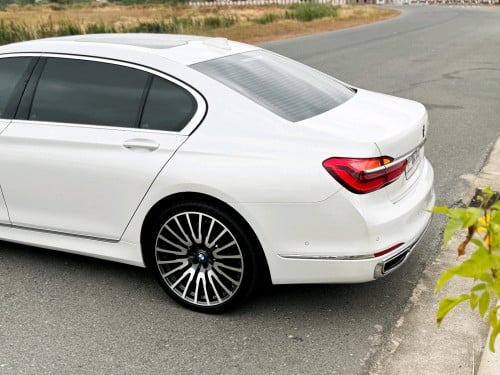 BMW 7series LWB VIP រថយន្តនៅថ្មីណាស់ ទឹកថ្នាំសុីនមួយជុំ