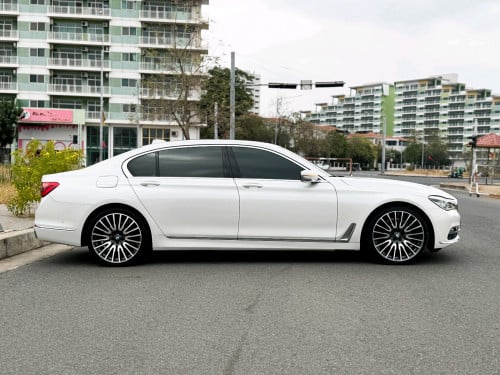 BMW 7series LWB VIP រថយន្តនៅថ្មីណាស់ ទឹកថ្នាំសុីនមួយជុំ