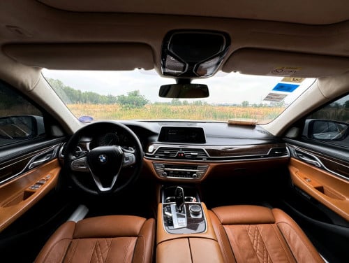 BMW 7series LWB VIP រថយន្តនៅថ្មីណាស់ ទឹកថ្នាំសុីនមួយជុំ