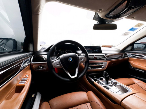 BMW 7series LWB VIP រថយន្តនៅថ្មីណាស់ ទឹកថ្នាំសុីនមួយជុំ