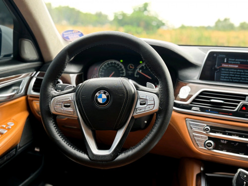 BMW 7series LWB VIP រថយន្តនៅថ្មីណាស់ ទឹកថ្នាំសុីនមួយជុំ