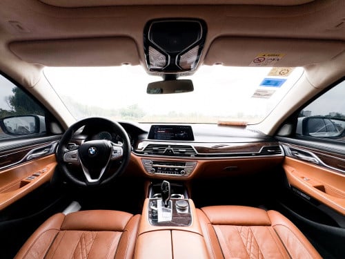 BMW 7series LWB VIP រថយន្តនៅថ្មីណាស់ ទឹកថ្នាំសុីនមួយជុំ