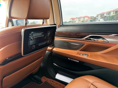BMW 7series LWB VIP រថយន្តនៅថ្មីណាស់ ទឹកថ្នាំសុីនមួយជុំ