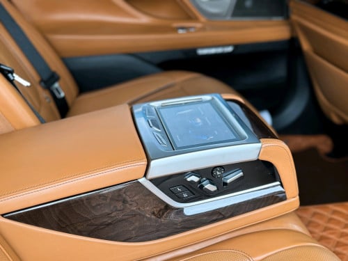 BMW 7series LWB VIP រថយន្តនៅថ្មីណាស់ ទឹកថ្នាំសុីនមួយជុំ