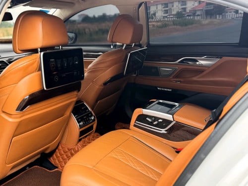 BMW 7series LWB VIP រថយន្តនៅថ្មីណាស់ ទឹកថ្នាំសុីនមួយជុំ