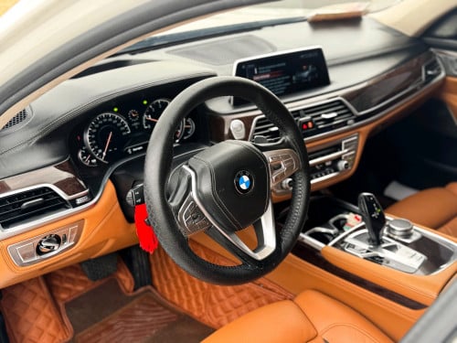 BMW 7series LWB VIP រថយន្តនៅថ្មីណាស់ ទឹកថ្នាំសុីនមួយជុំ
