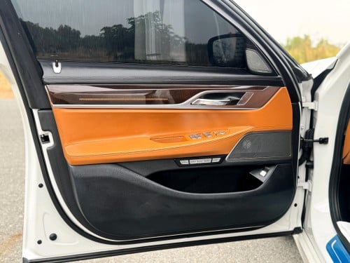 BMW 7series LWB VIP រថយន្តនៅថ្មីណាស់ ទឹកថ្នាំសុីនមួយជុំ