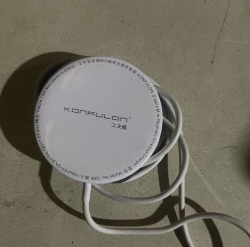 Konfulon Simple Mini Magnetic Wireless Charger (Model Q08).