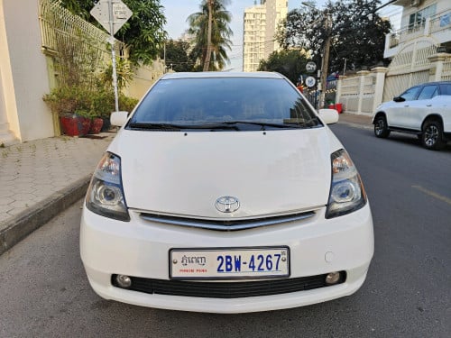 Prius 07 full options 14មុឺនម៉ាយហ្សុីន ខាងក្នុងលឿង​ មេឡាន