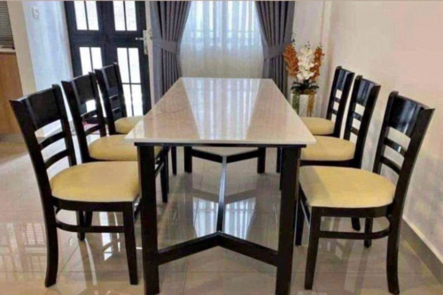 ឈុតតុកៅអីសម្រាប់អង្គុយបរិភោគអាហារ