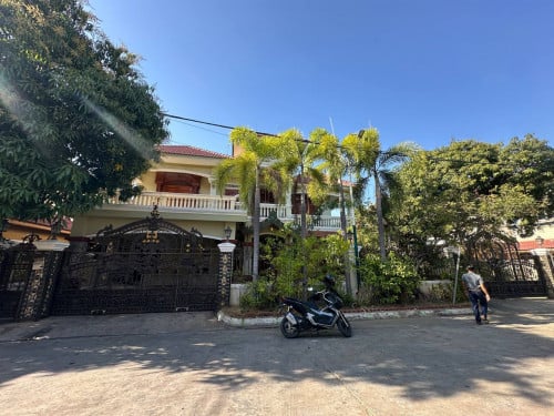 វីឡាទោលសម្រាប់លក់ នៅក្នុងបុរីវីឡាទួលសង្កែ ខណ្ឌឫស្សីកែវ  ផ្ទះមានដេគ័រឈើប្រណិតស្អាតស្រាប់