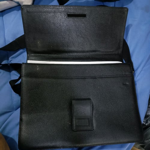 កាបូបដៃមនុស្សប្រុស ស្រុិន ស្បែកសុទ្ធ100%