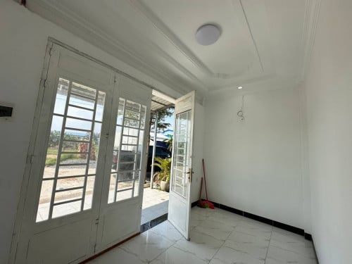 ផ្ទះលក់បង់មុន 3000$ ចូលនៅបានភ្លាម ជាប់រោងចក្រក្រុងតាខ្មៅ 7គីឡូពីព្រលានយន្តហោះថ្មី