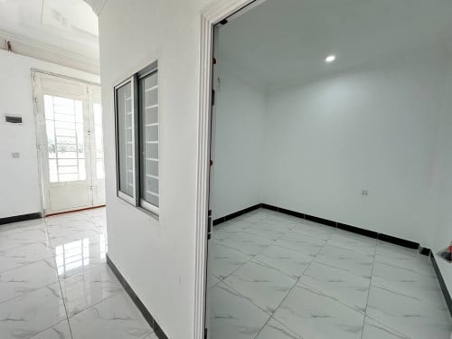 ផ្ទះលក់បង់មុន 3000$ ចូលនៅបានភ្លាម ជាប់រោងចក្រក្រុងតាខ្មៅ 7គីឡូពីព្រលានយន្តហោះថ្មី