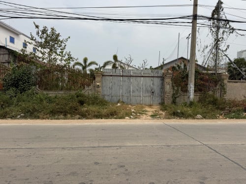 ដី&ឃ្លាំងលក់នៅជិតផ្លូវឌីប៉ុក