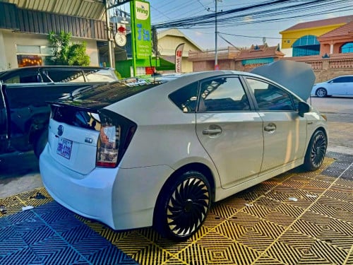ខ្ញុំត្រូវការលក់ឡាន Proius 2010 តម្លៃ$17,500 ចរចា ឡានស្អាតមួយចប់