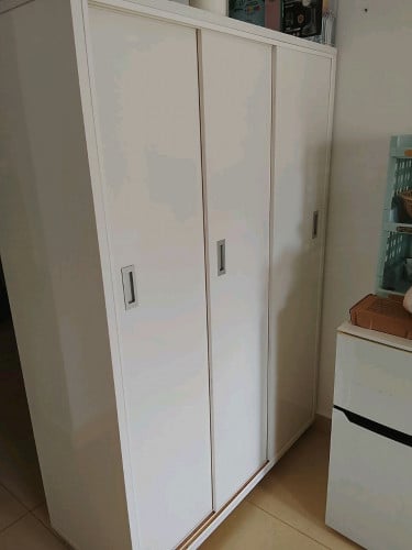 3 door closet (cabinet)