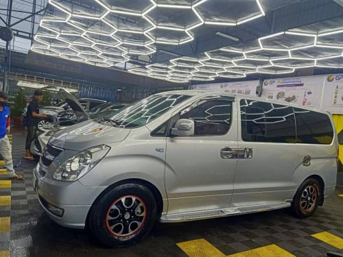 HYUNDAI Starex 2010 For Rent /出租