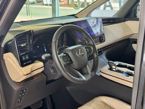Lexus Lm350h 2025 7 Seat 7000km