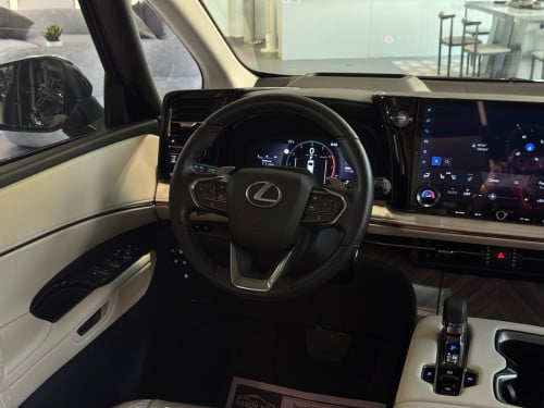 Lexus Lm350h 2025 7 Seat 7000km