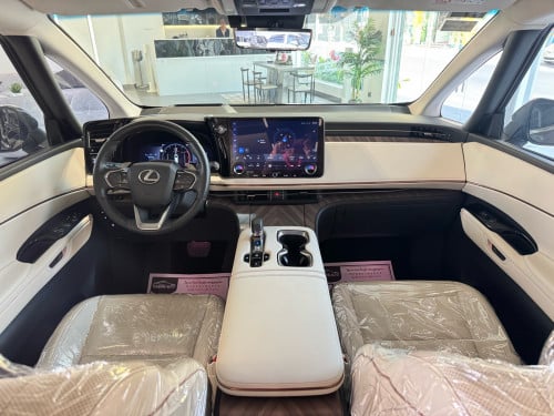 Lexus Lm350h 2025 7 Seat 7000km