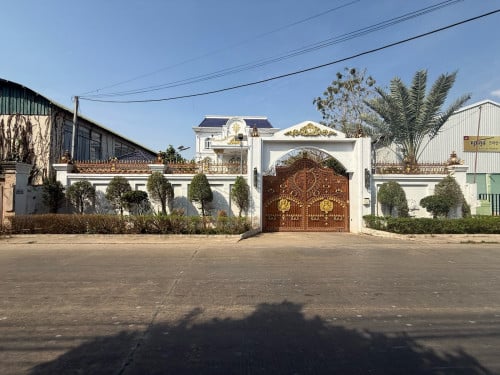 ភូមិគ្រឹះលក់បន្ទាន់នៅជិតផ្សារព្រែកឯង