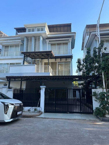 វីឡាភ្លោះA សម្រាប់ជួលនៅបុរីប៉េងហួតបឹងស្នោរ