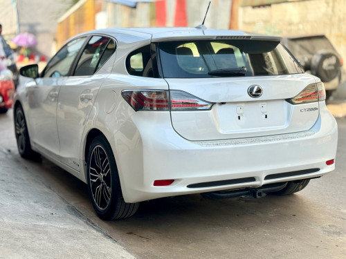 🚘 បង់រំលស់​១០០%ពុំចាំបាច់មានប្រាក់ចូលរួម​💰ការប្រាក់​0.65%  ​2012 Lexus CT 200h F-sport full option
