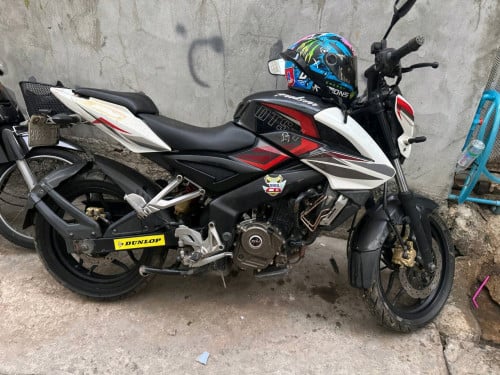 Bajaj pulsar 200 សុំណុំស្អាត ម៉ានសុីនស្ងាត់ល្អ