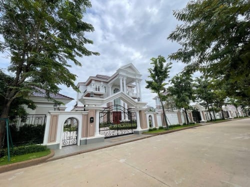 King Villa For Rent in Borey Penghout Boeung Snor