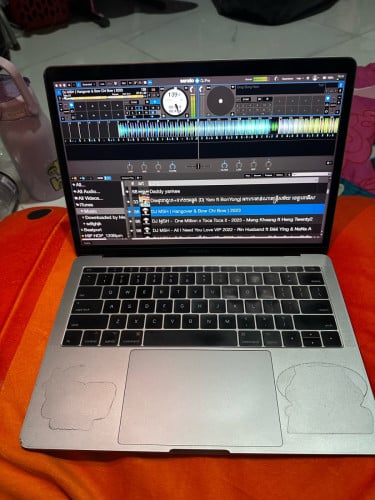 Resall Mecbook pro 2017ស្ទើរទួសតិចតូច 2xxតិច