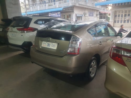 Toyota prius full option ប្រភេទឡានស្អាត