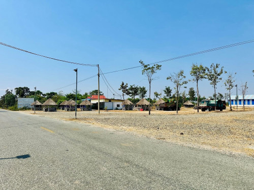 ដីលក់បន្ទាន់ខ្លាំងជាប់ផ្លូវកៅស៊ូ