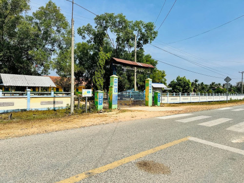 ដីលក់បន្ទាន់ខ្លាំងជាប់ផ្លូវកៅស៊ូ