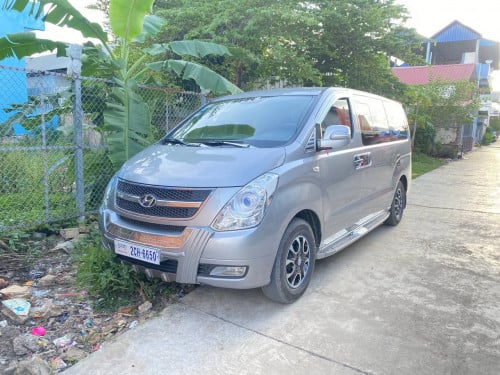 HYUNDAI Starex 2013 For Rent /出租