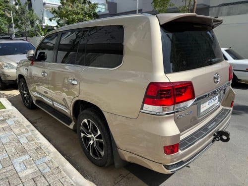 Land Cruiser 2012 ឡាននៅថ្មីស្អាត