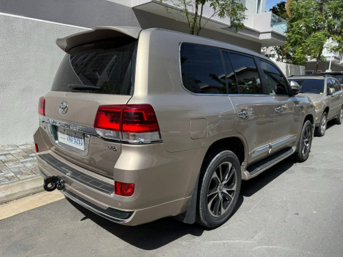 Land Cruiser 2012 ឡាននៅថ្មីស្អាត