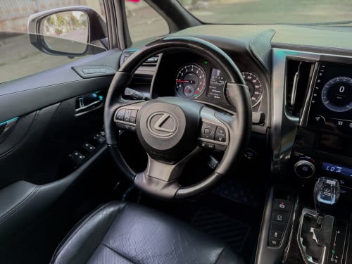 Lexus LM 015 Up 022 Auto3 ដំបូលខ្មៅ កៅអីម៉ាស្សា ក្នុងខ្មៅហ្សុីន លេងភ្លើងឌីម