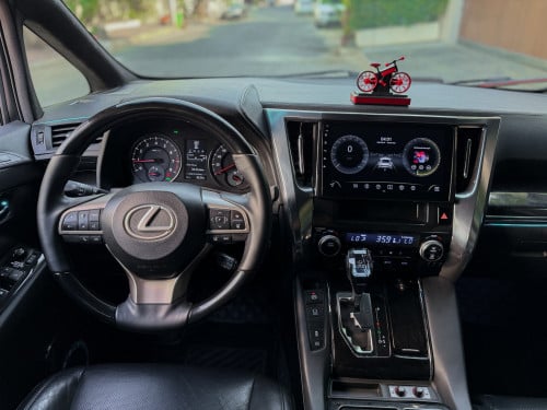 Lexus LM 015 Up 022 Auto3 ដំបូលខ្មៅ កៅអីម៉ាស្សា ក្នុងខ្មៅហ្សុីន លេងភ្លើងឌីម