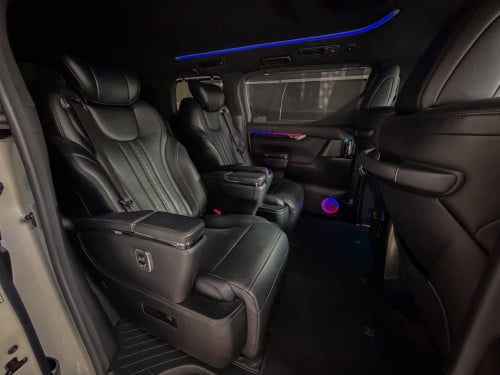 Lexus LM 015 Up 022 Auto3 ដំបូលខ្មៅ កៅអីម៉ាស្សា ក្នុងខ្មៅហ្សុីន លេងភ្លើងឌីម