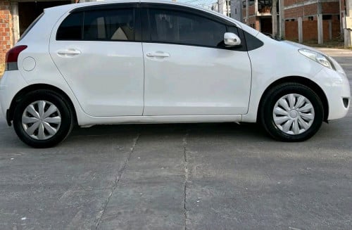 Toyota Vitz 2011 2BW